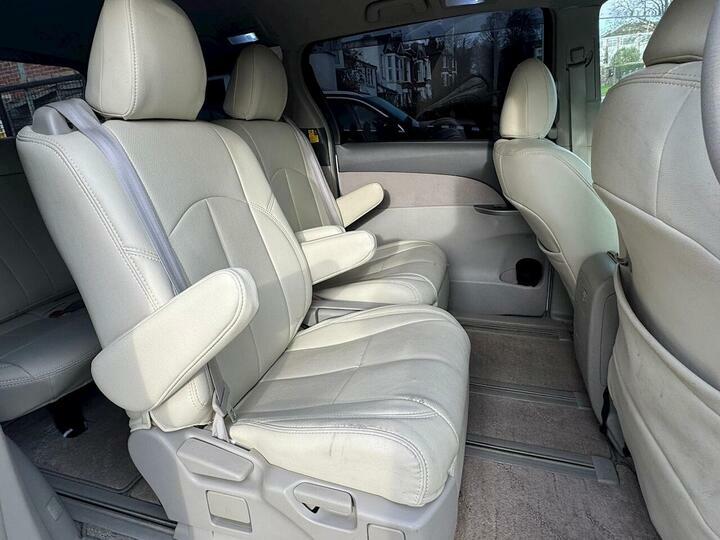 Toyota Estima 2.4 2Wd 7 Seater White #4