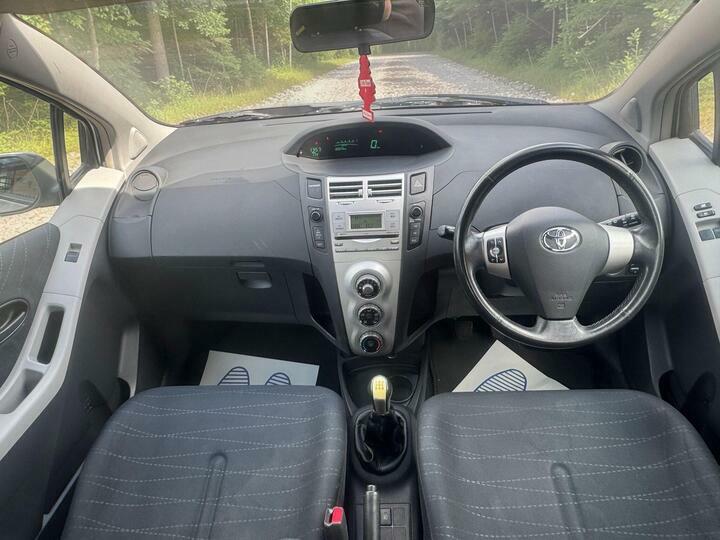 Toyota Yaris 1.3 Vvt-i Zinc Silver #2
