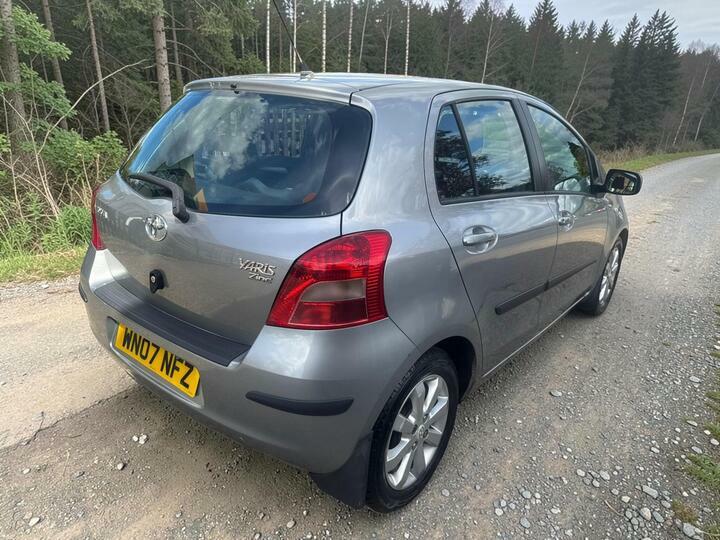 Toyota Yaris 1.3 Vvt-i Zinc Silver #5