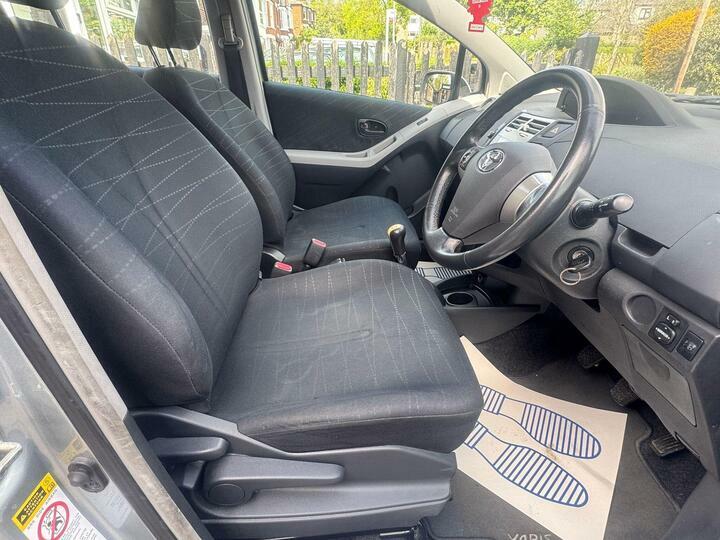 Toyota Yaris 1.3 Vvt-i Zinc Silver #3
