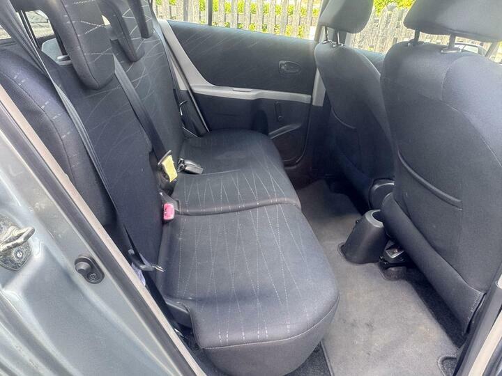 Toyota Yaris 1.3 Vvt-i Zinc Silver #4