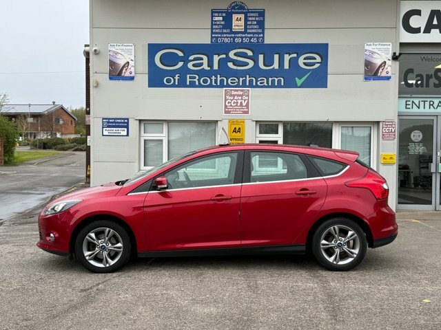 Ford Focus 1.6 Zetec Hatchback Euro 5 105 SB63OCJ Red #2