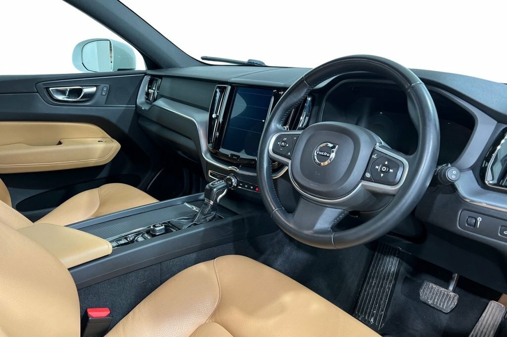 Volvo XC60 2L Momentum YS19NNB White #6