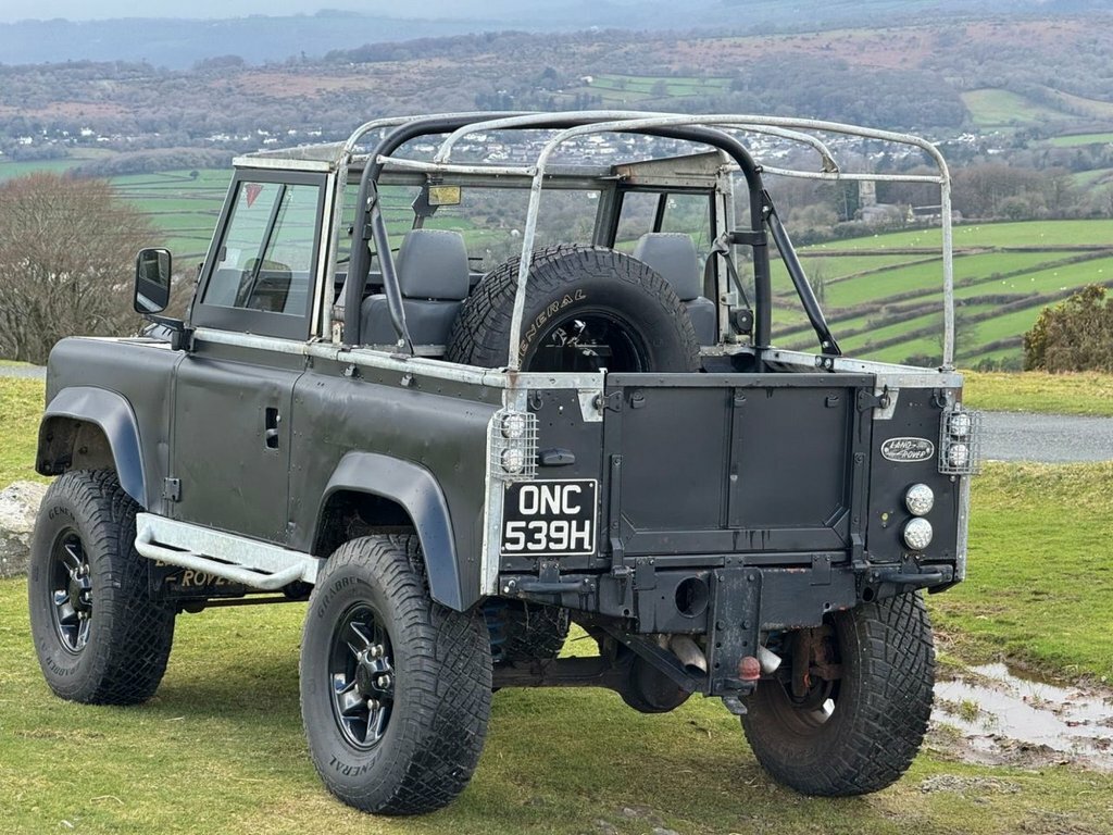 Land Rover Defender X-dynamic Hse Red #4