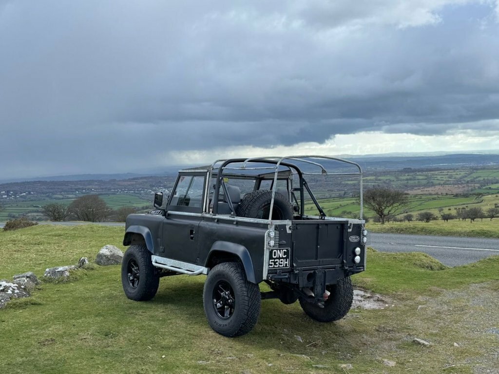 Land Rover Defender X-dynamic Hse Red #8