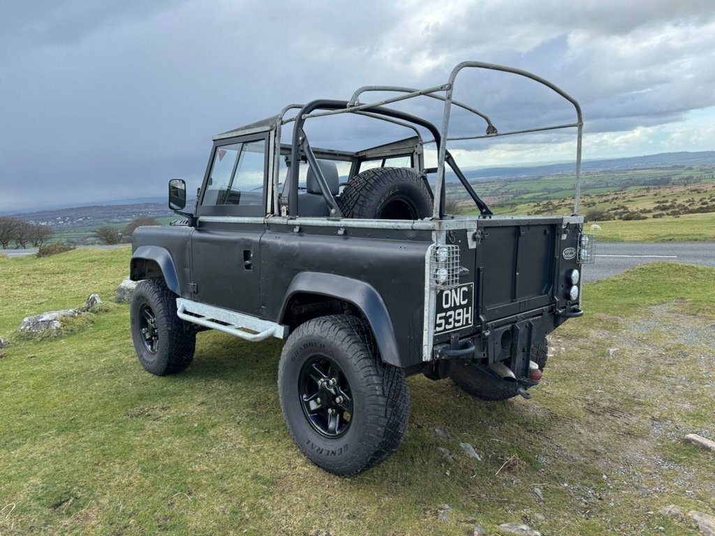 Land Rover Defender X-dynamic Hse Red #3