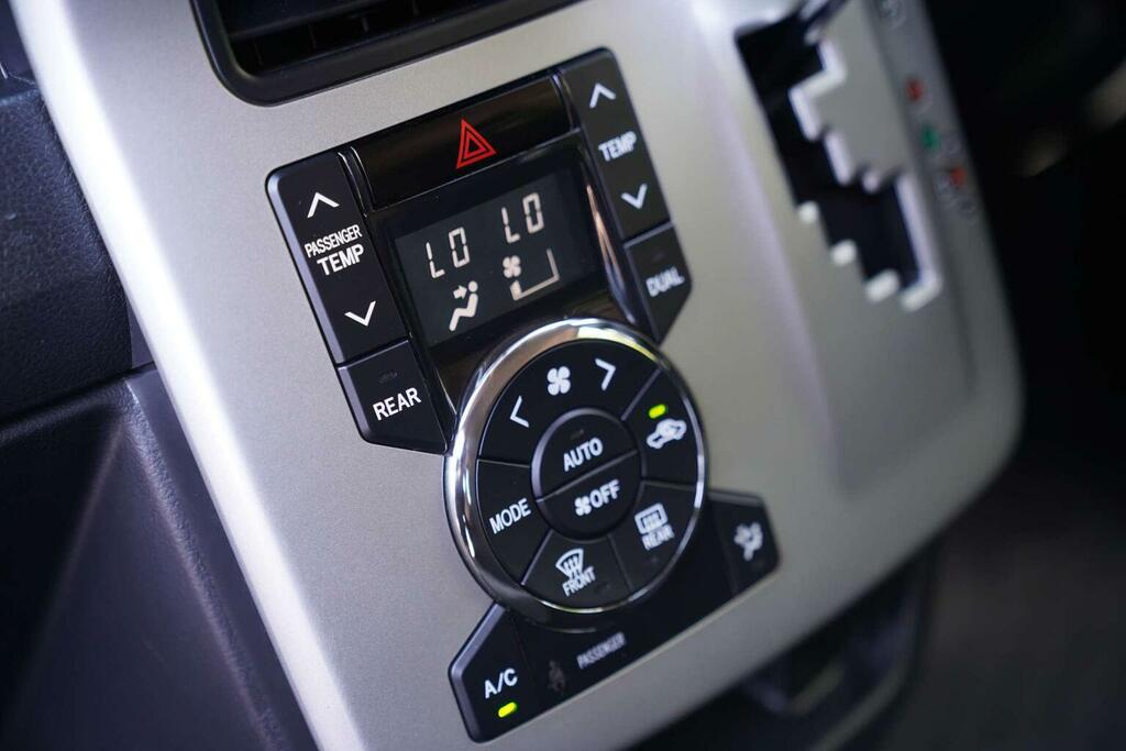 Toyota Noah 2.0 Si Ed Sunroof -Swivel Seats-ulez White #31