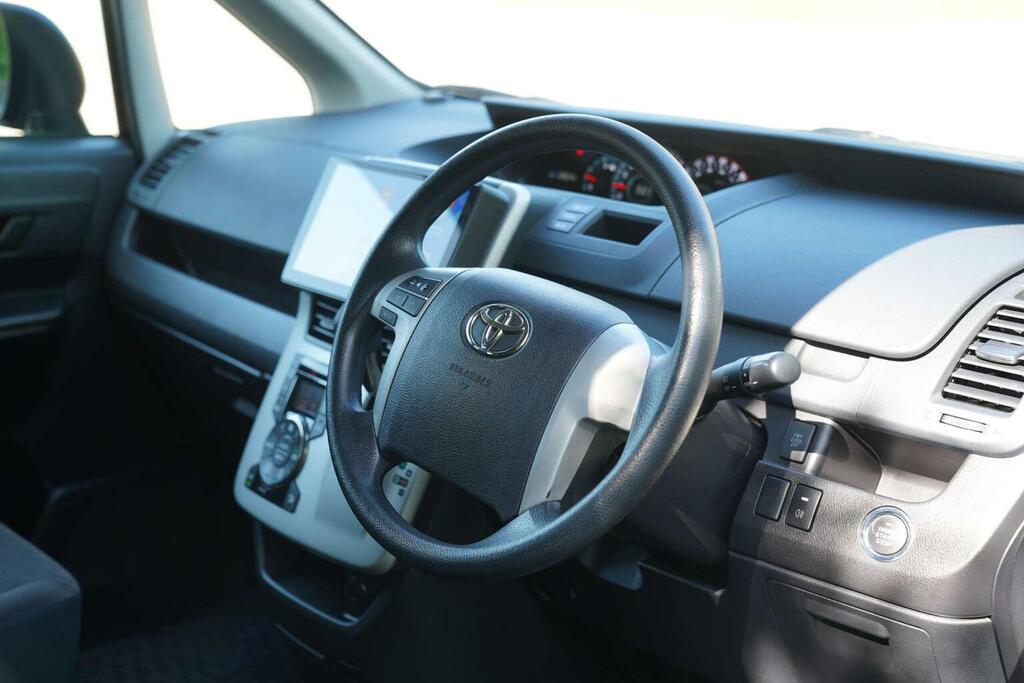 Toyota Noah 2.0 Si Ed Sunroof -Swivel Seats-ulez White #32