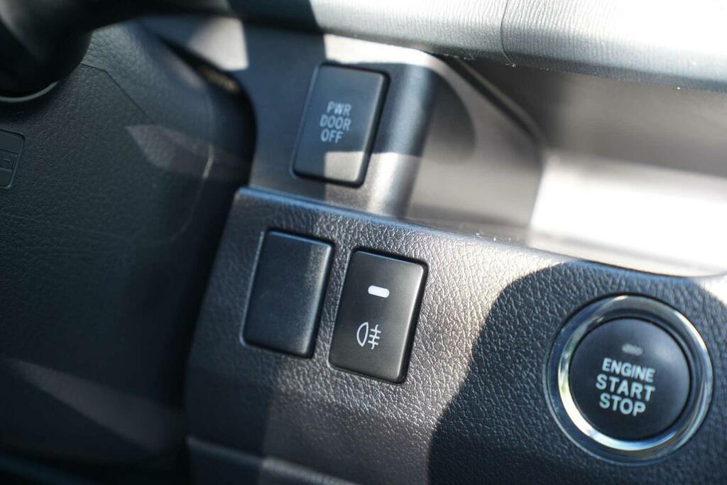 Toyota Noah 2.0 Si Ed Sunroof -Swivel Seats-ulez White #35