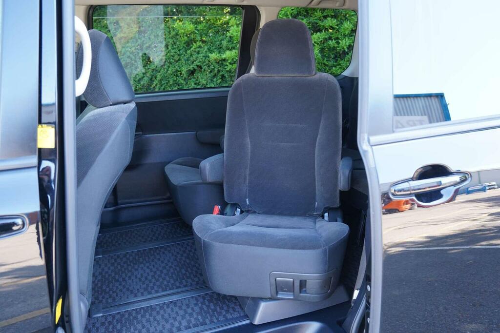 Toyota Noah 2.0 Si Ed Sunroof -Swivel Seats-ulez White #48