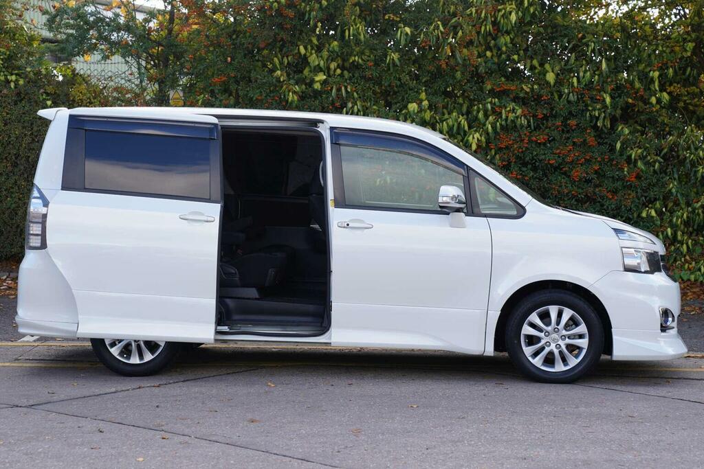 Toyota Voxy Mpv Modellista 2.0 Zs 7 Seats 201060 White #3