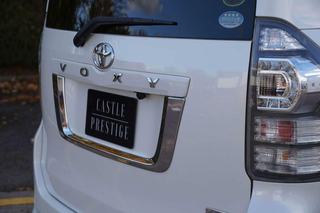 Toyota Voxy Mpv Modellista 2.0 Zs 7 Seats 201060 White #5