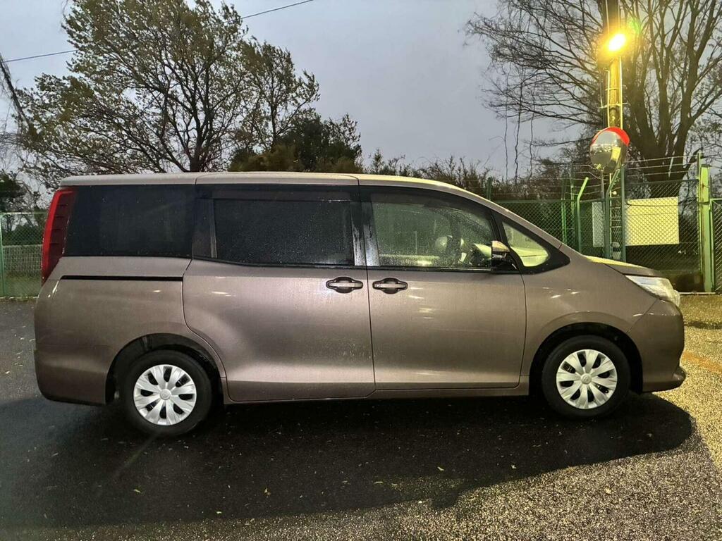 Toyota Noah Mpv 2.0 X 7 Seats 201463 Brown #2