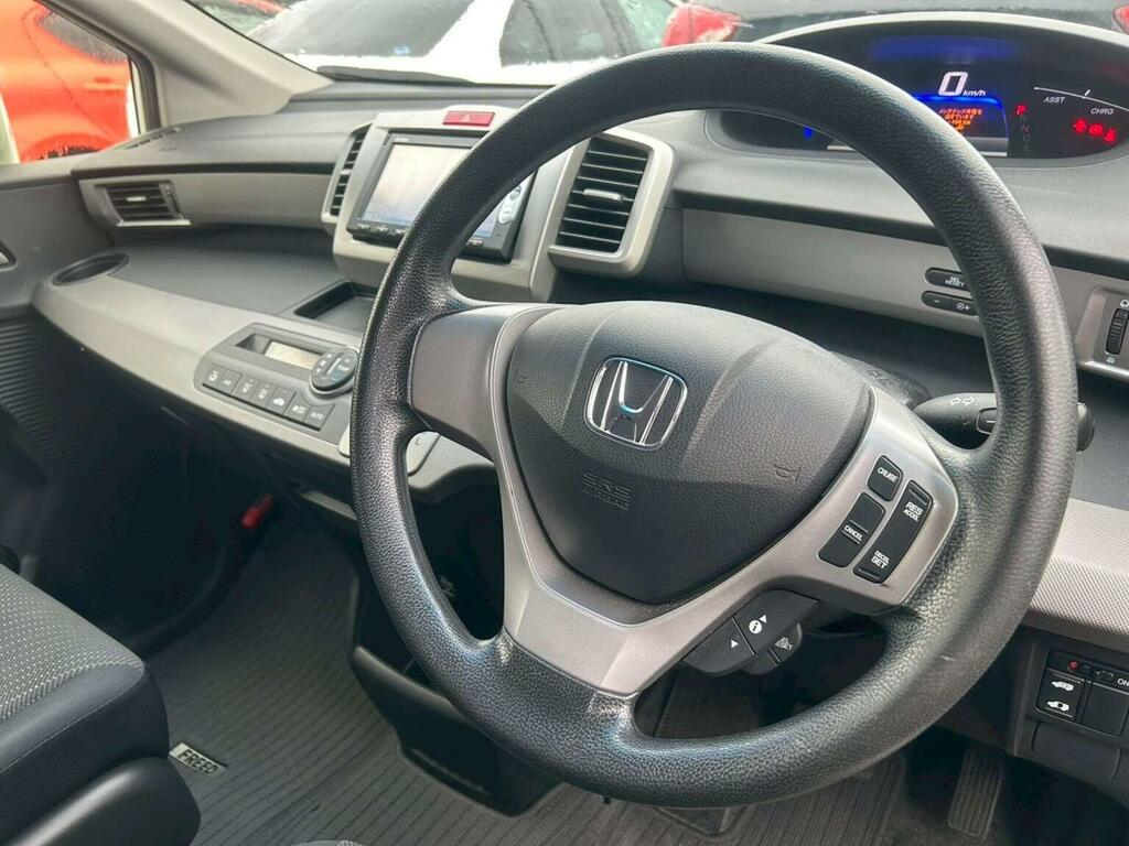 Honda Freed Suv 1.5 Hybrid Just Selection 7 Seats 201313 White #5