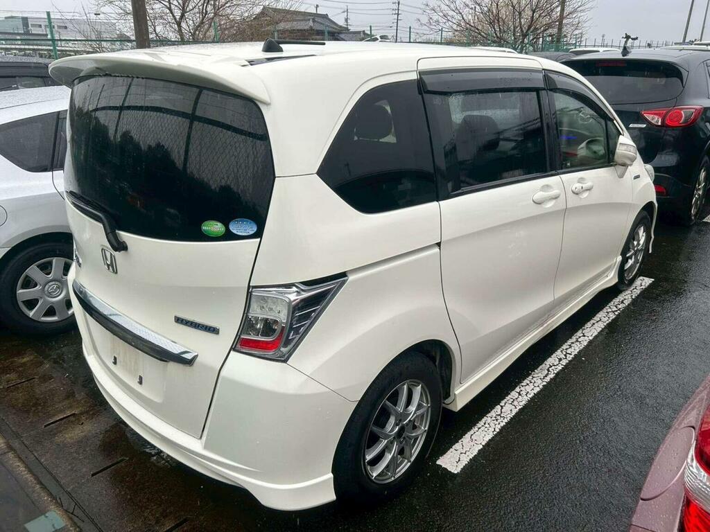 Honda Freed Suv 1.5 Hybrid Just Selection 7 Seats 201313 White #2