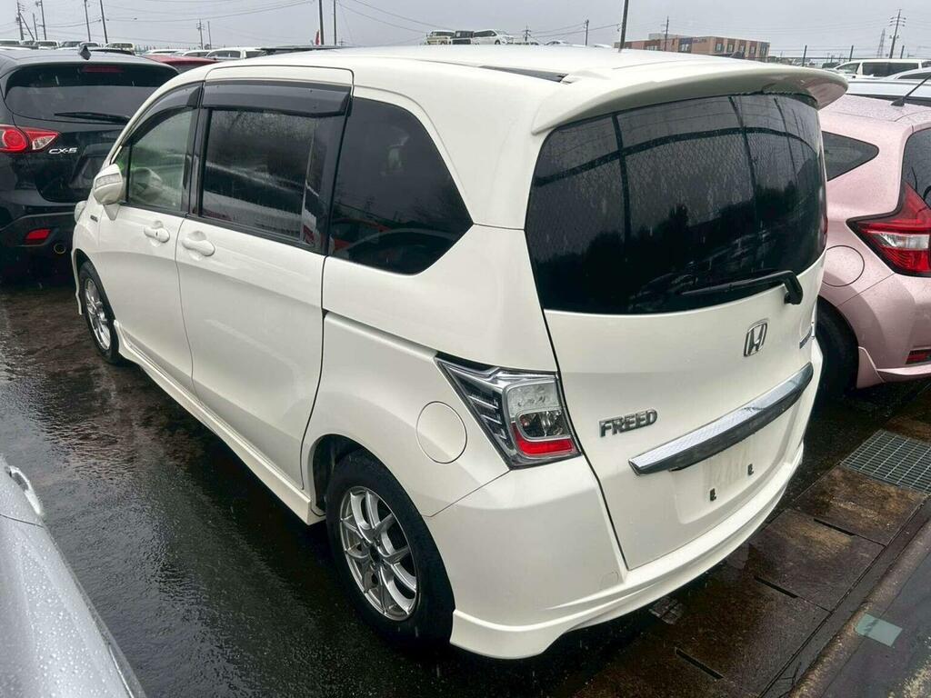 Honda Freed Suv 1.5 Hybrid Just Selection 7 Seats 201313 White #3