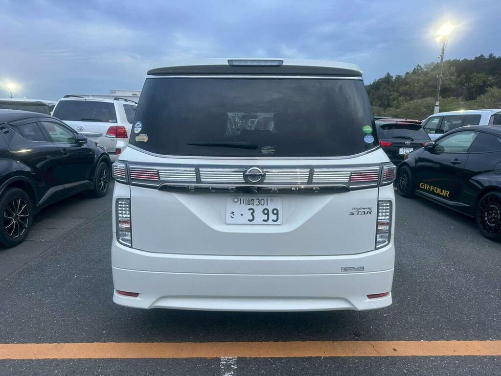Nissan Elgrand Van 200202 White #4