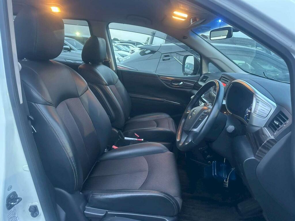 Nissan Elgrand Van 200202 White #11