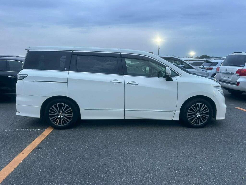 Nissan Elgrand Van 200202 White #2