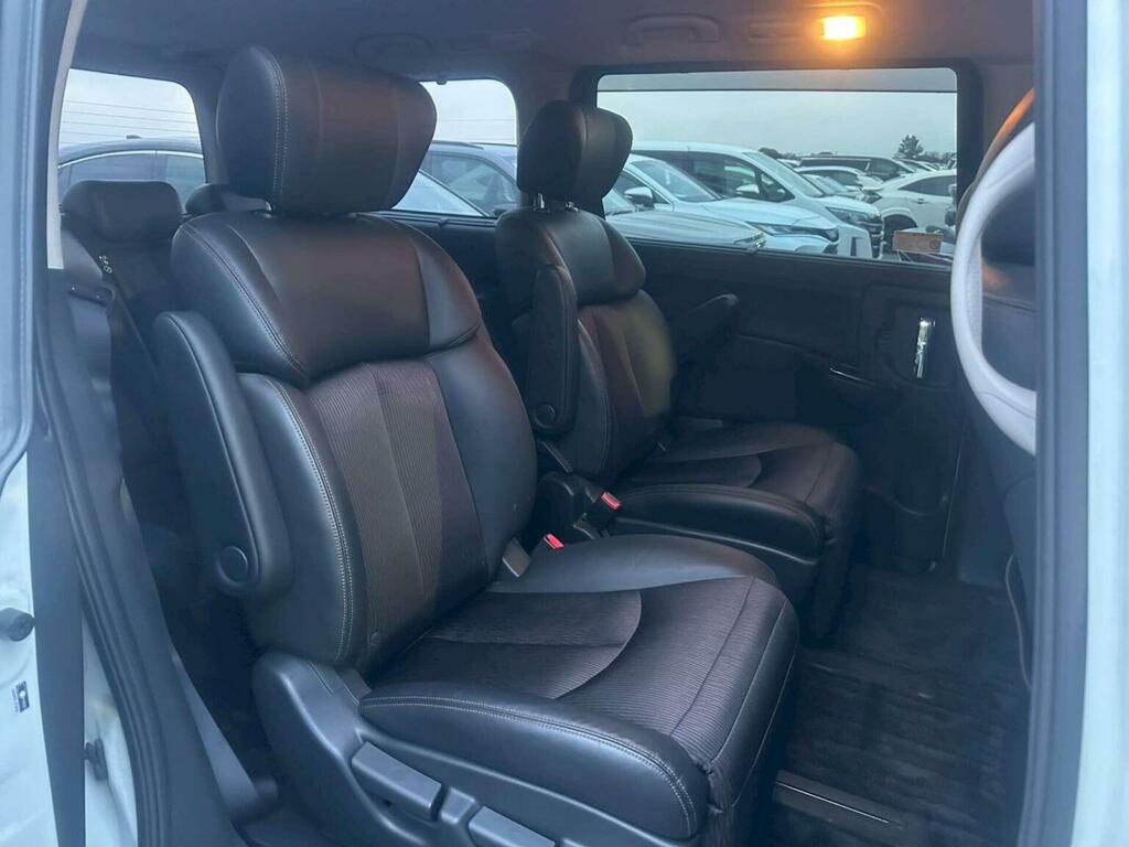 Nissan Elgrand Van 200202 White #12