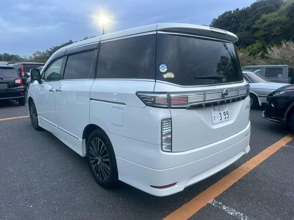 Nissan Elgrand Van 200202 White #5