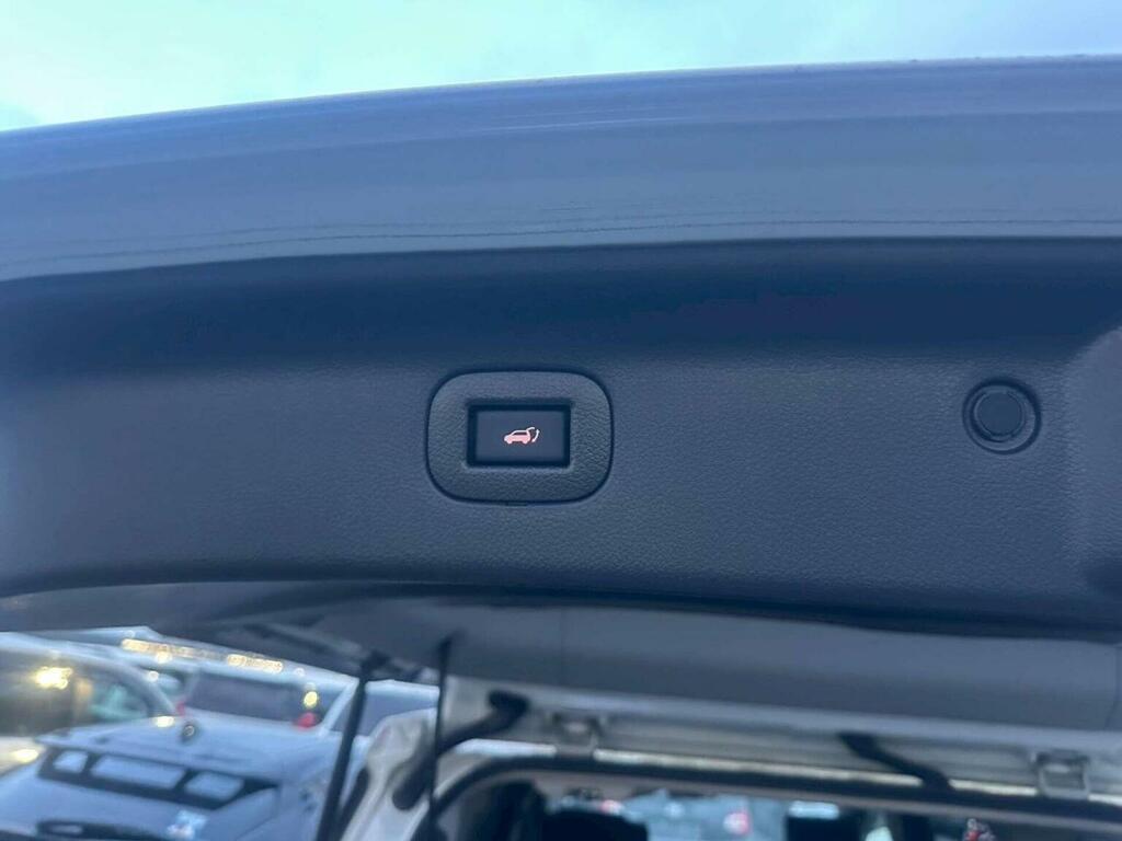 Nissan Elgrand Van 200202 White #17