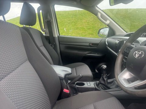Toyota HILUX 2.4 Hi-luxury Active YH71NUC White #6