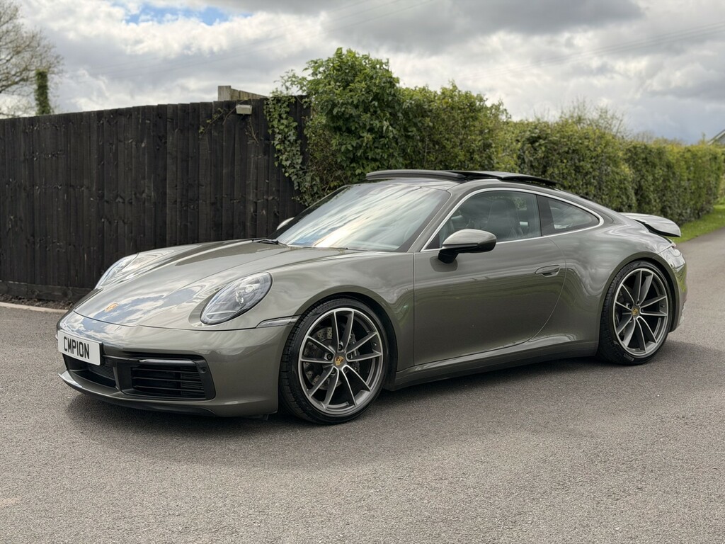 Porsche 911 3.0 T 992 Carrera Green