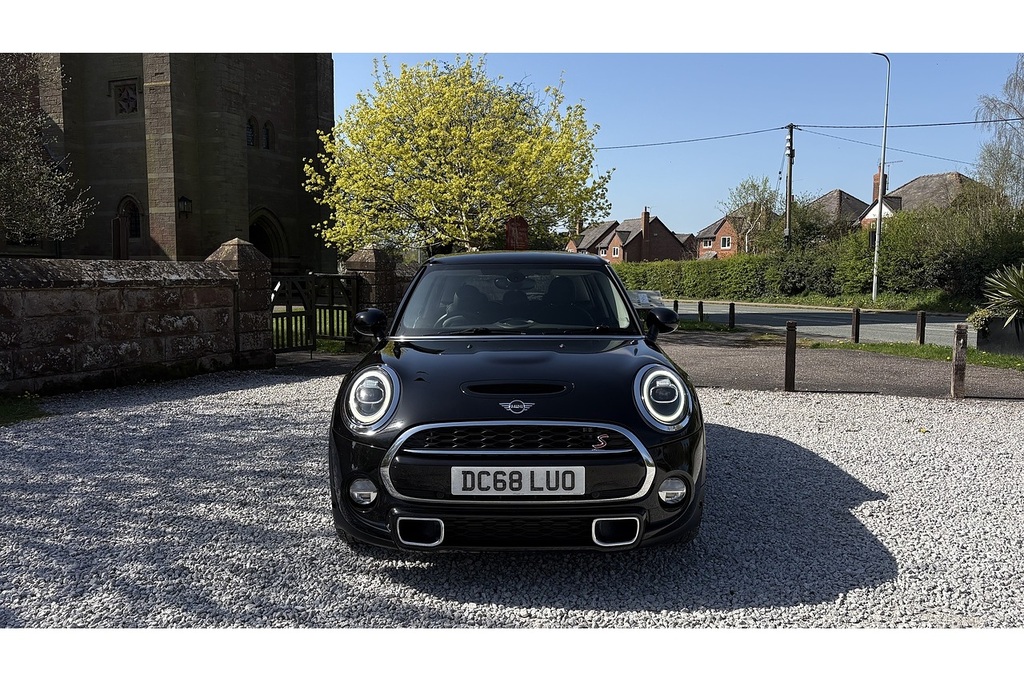 Mini Hatch Exclusive Black