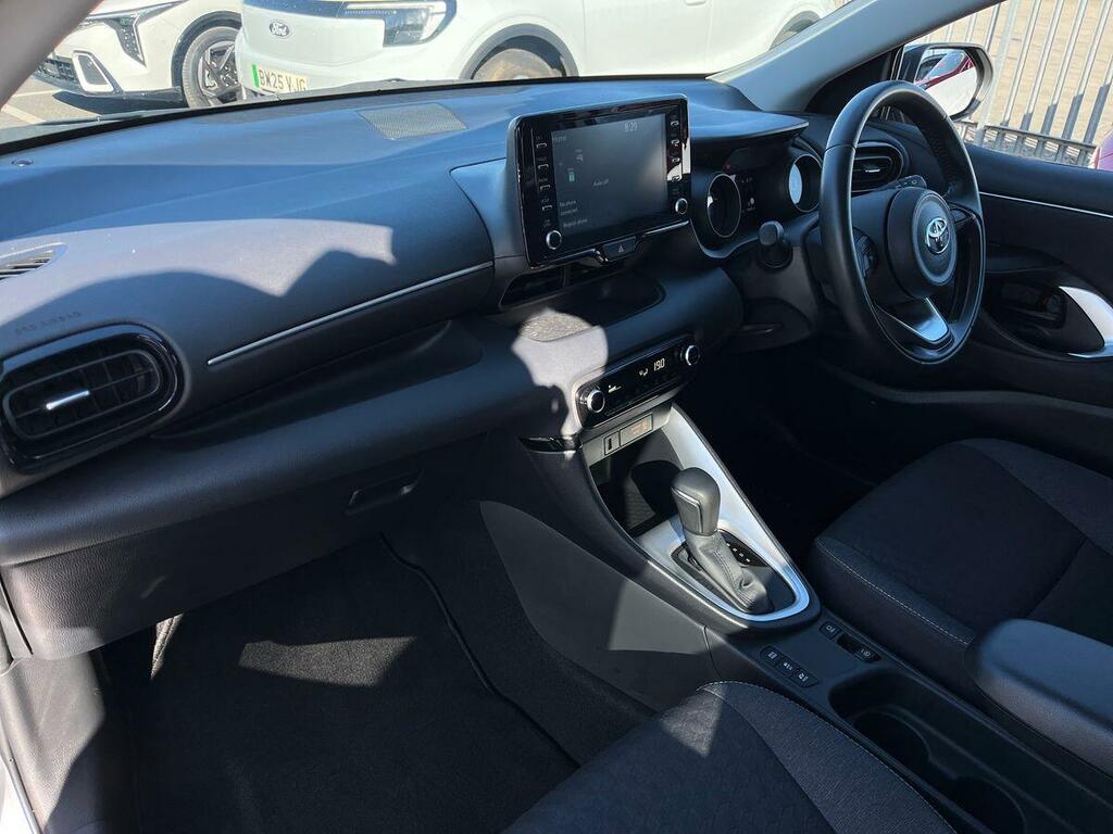Toyota Yaris 1.5 Vvt-h Design Hatchback Hybrid E-cvt PF23BMZ Silver #2