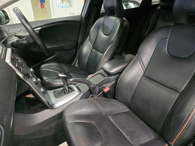 Volvo V40 Cross Country 2.0 D3 Pro Euro 6 S S White #2