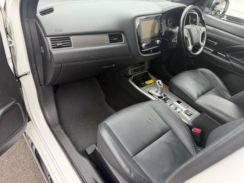 Mitsubishi Outlander 2.4 Phev Dynamic DV69VLS White #2