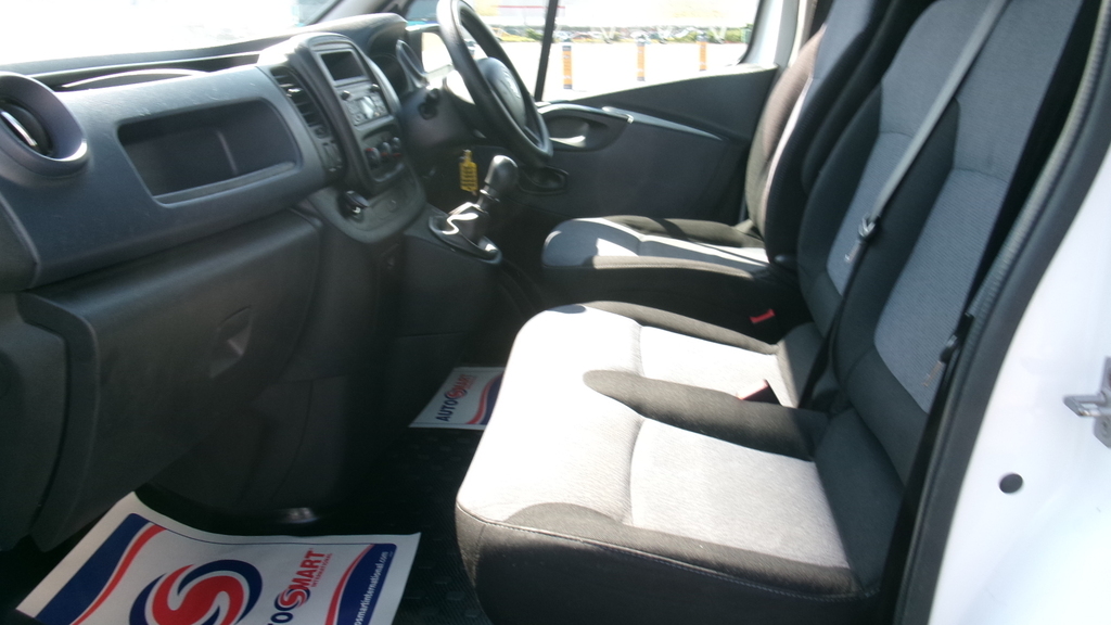 Vauxhall Vivaro Vauxhall Vivaro 2015 DS65DBV White #6