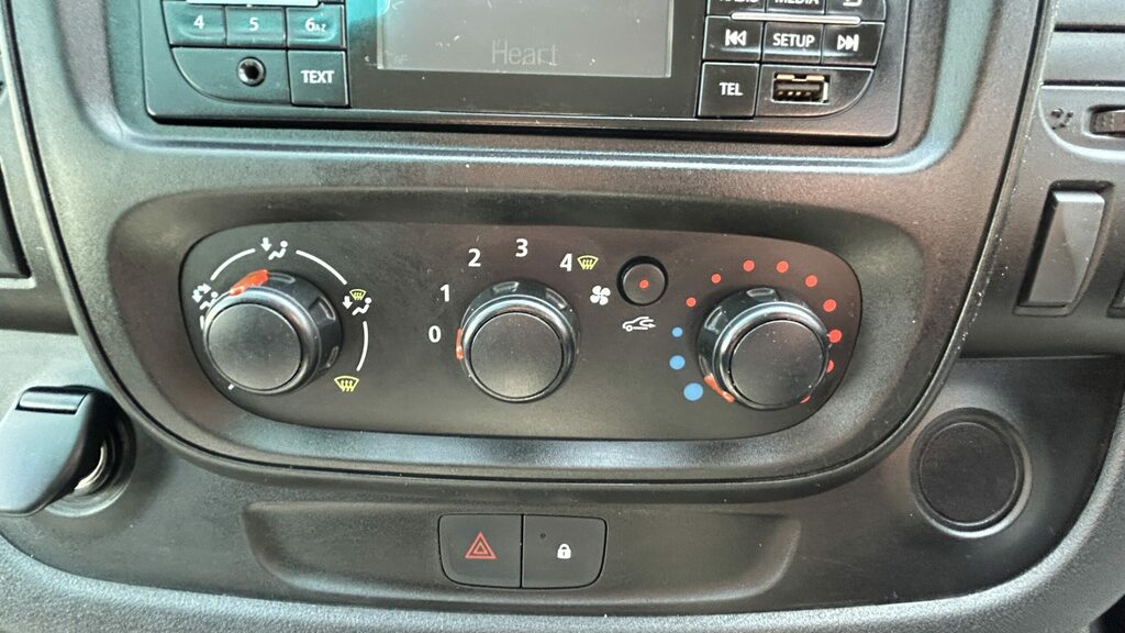 Vauxhall Vivaro Vauxhall Vivaro 2015 DS65DBV White #4