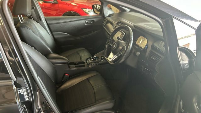 Nissan Leaf N-connecta Hatchback YE20DDV Black #2