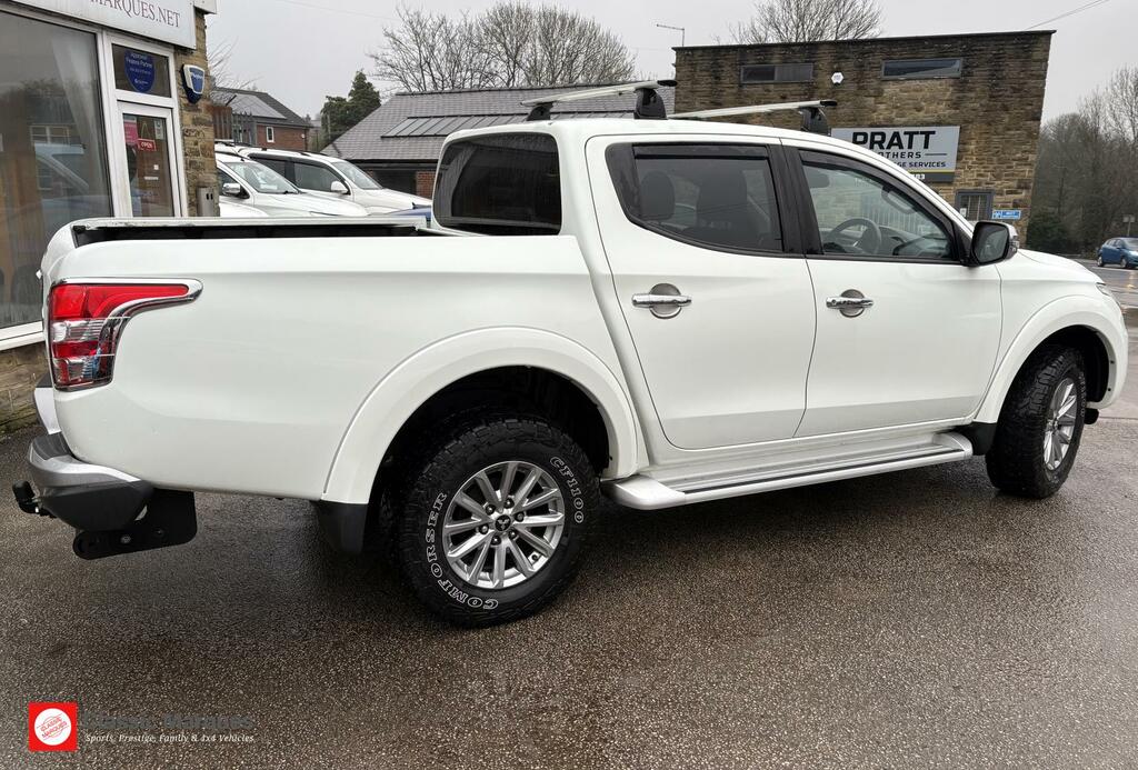 Mitsubishi L200 2.4 Di-d Dc Barbarian Pickup Double Cab YG68ZYC White #3