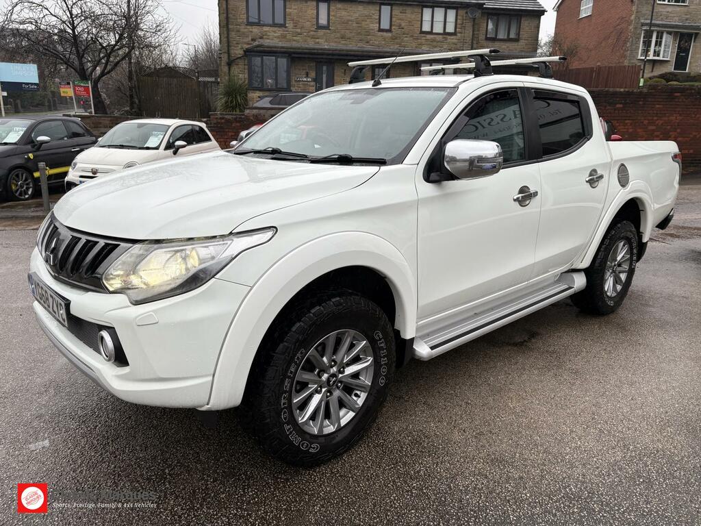 Mitsubishi L200 2.4 Di-d Dc Barbarian Pickup Double Cab YG68ZYC White #4