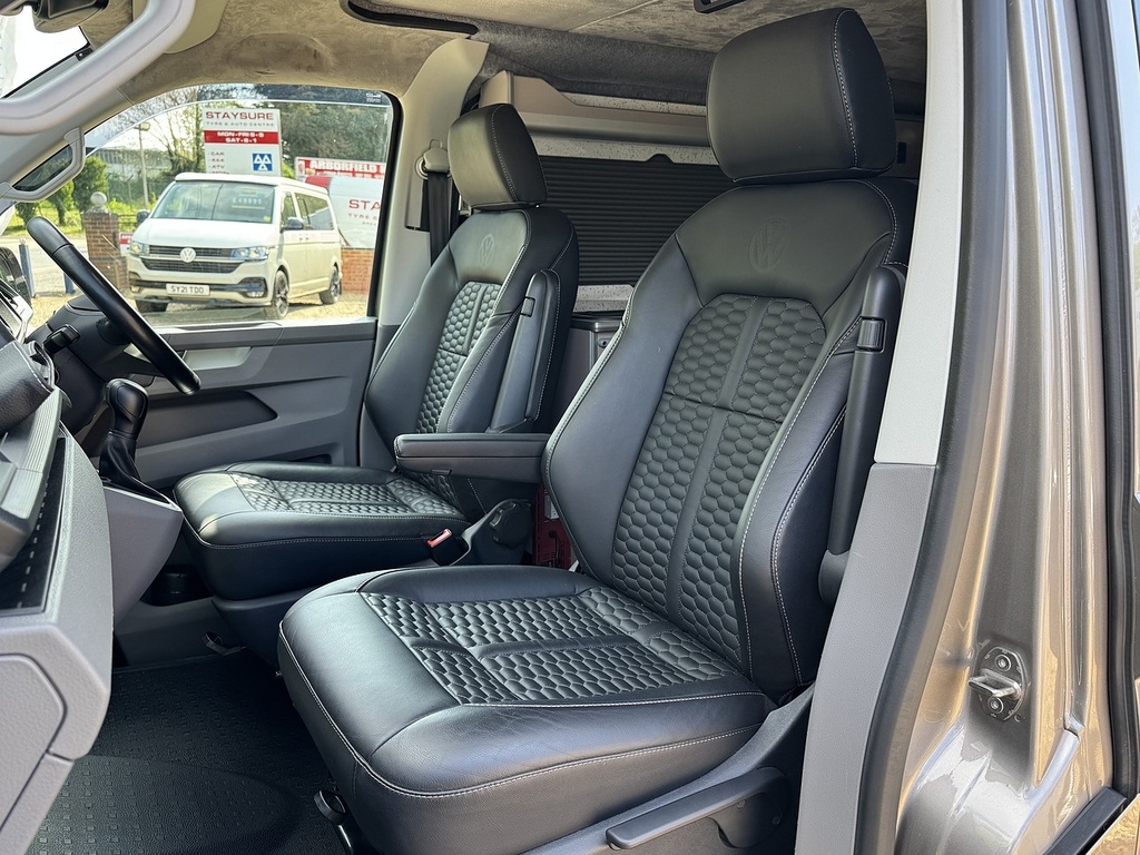 Volkswagen Transporter T6.1 T30 150 Dsg Swb GL72HKU Beige #2