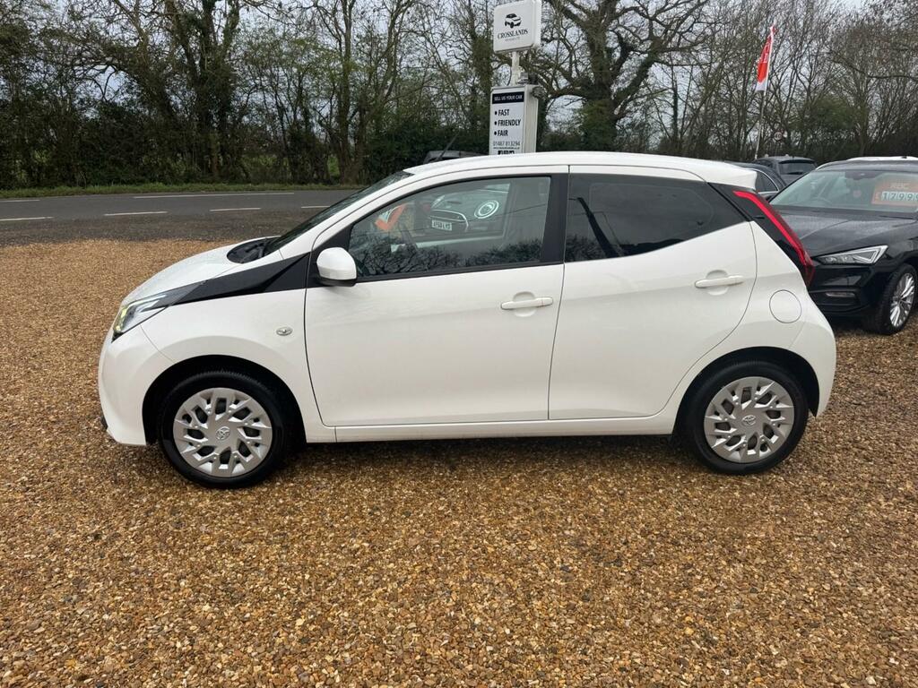 Toyota Aygo 1.0 Vvt-i X-play YE68NRU White #3