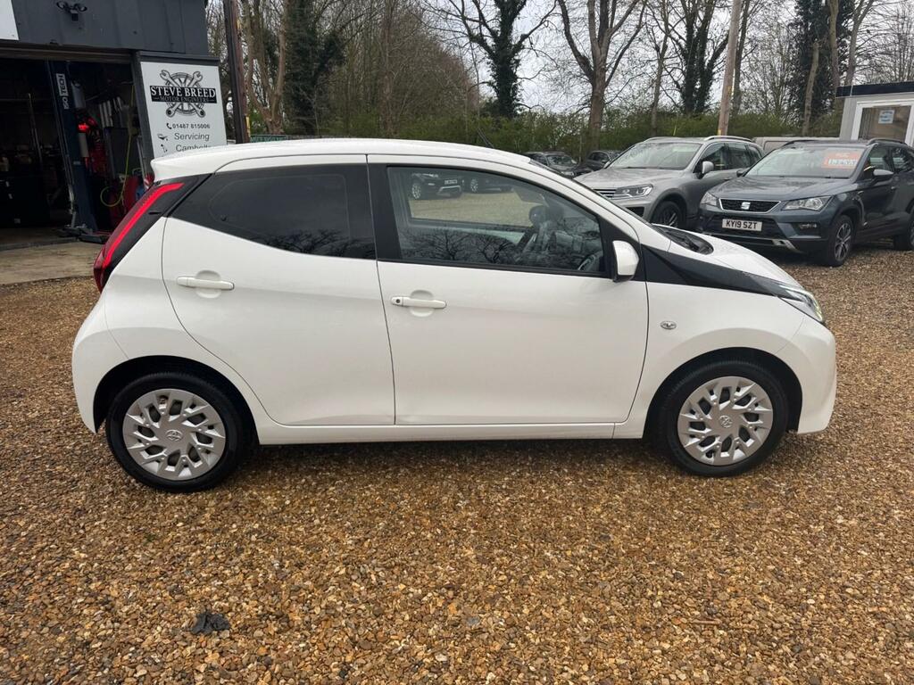 Toyota Aygo 1.0 Vvt-i X-play YE68NRU White #4