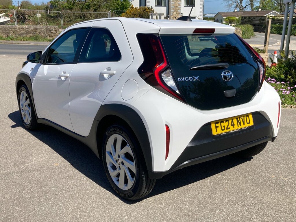 Toyota Aygo X 1.0 Vvt-i Pure Hatchback Euro 6 FG24NVO White #3