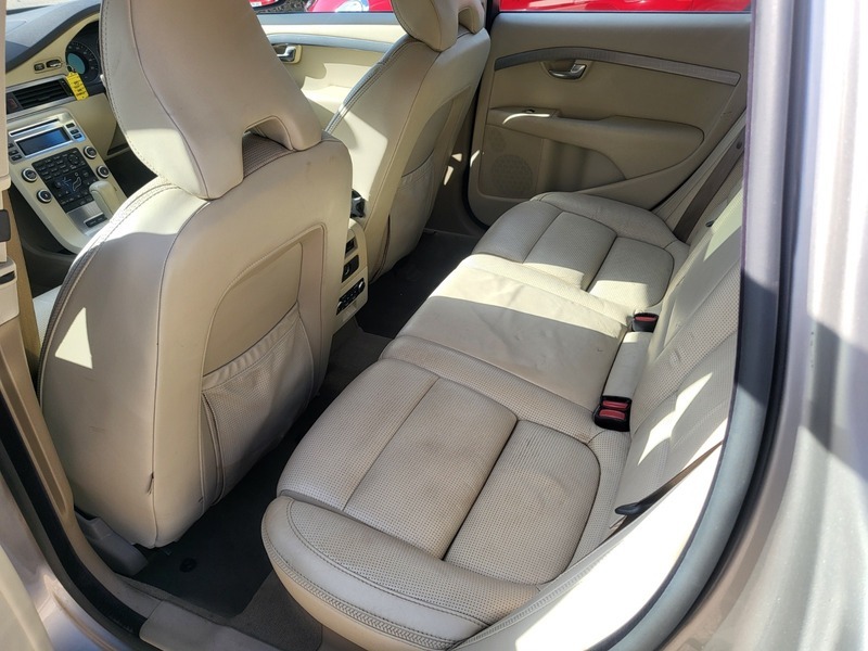 Volvo XC70 Estate Gold #17