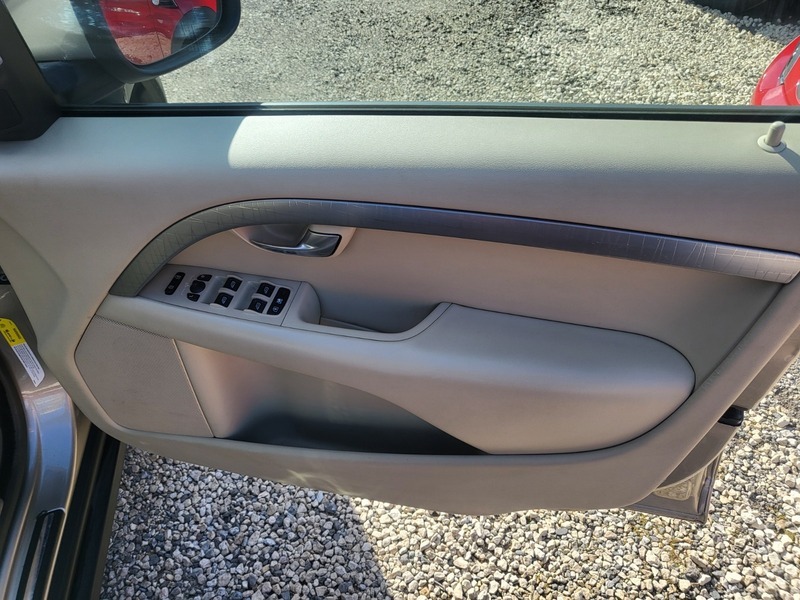 Volvo XC70 Estate Gold #13