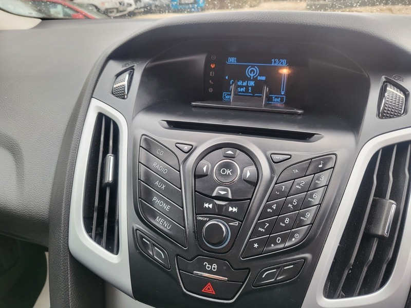Ford Focus Hatchback YJ13PFW Red #4