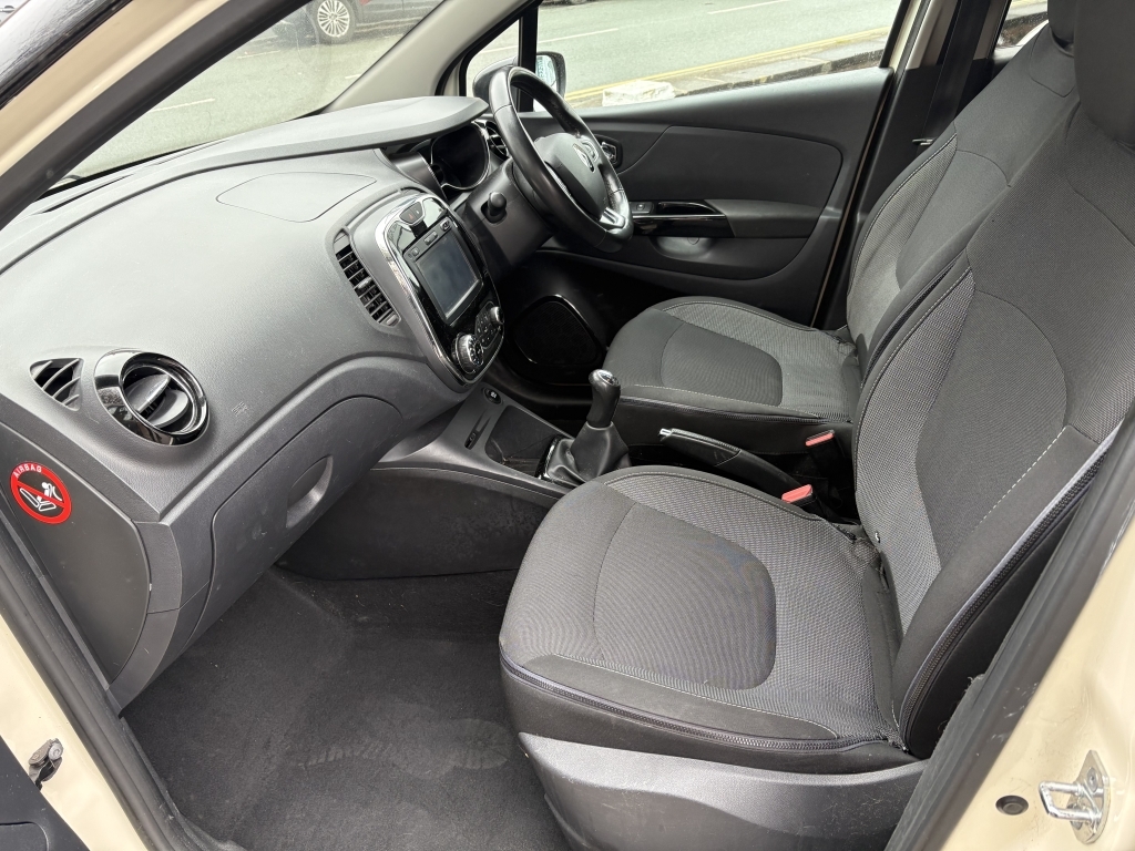 Renault Captur 1.5 Dynamique S Black #4