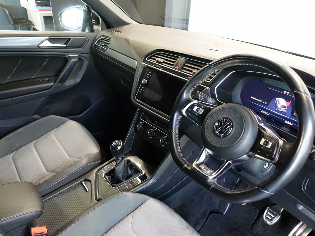 Volkswagen Tiguan 2L R-line NV19GWM Black #4