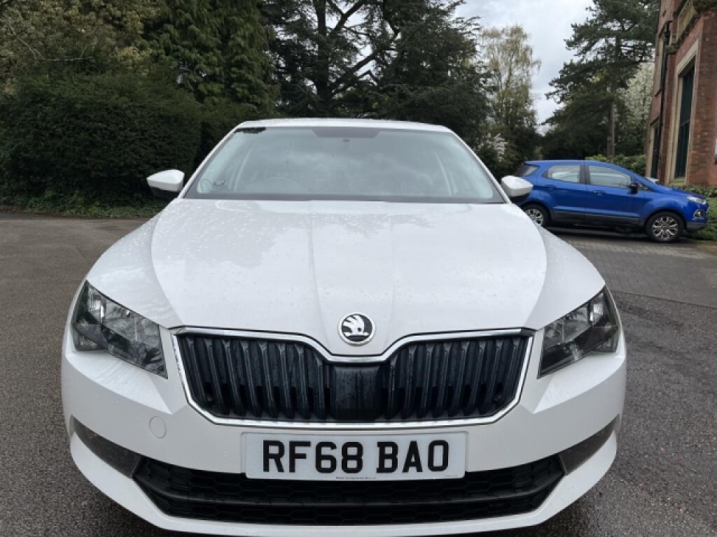 Skoda Superb Hatchback RF68BAO White #6