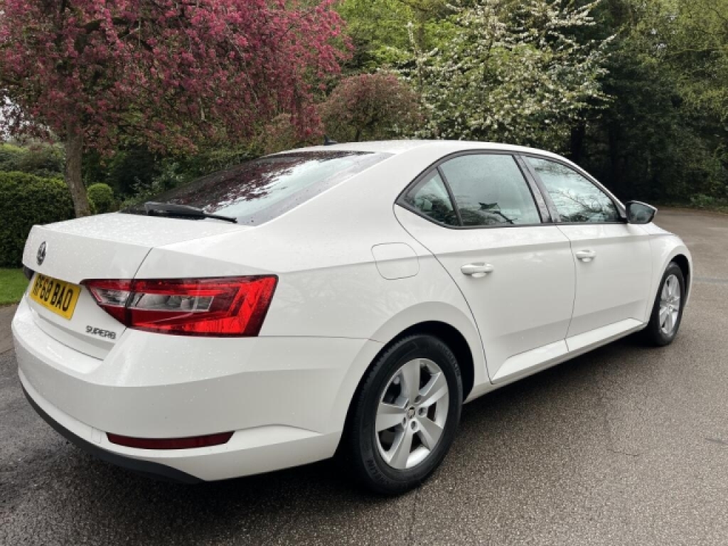 Skoda Superb Hatchback RF68BAO White #3