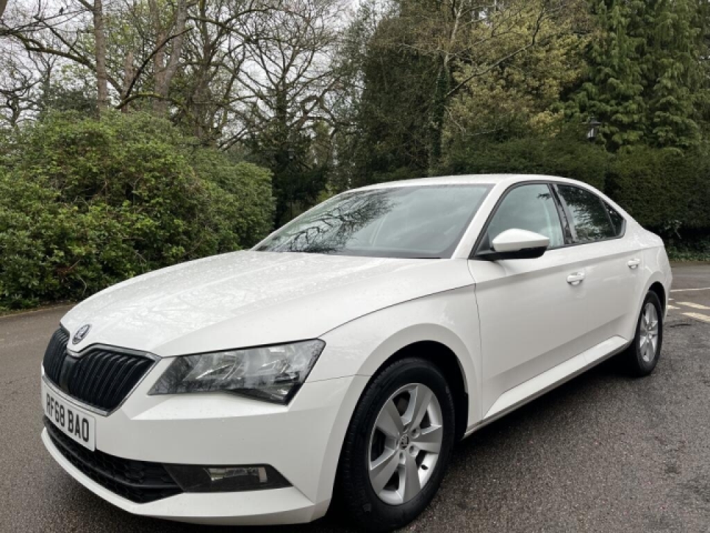 Skoda Superb Hatchback RF68BAO White #5