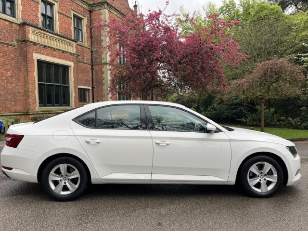 Skoda Superb Hatchback RF68BAO White #2